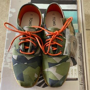 Unisex TOMS W9 or M7